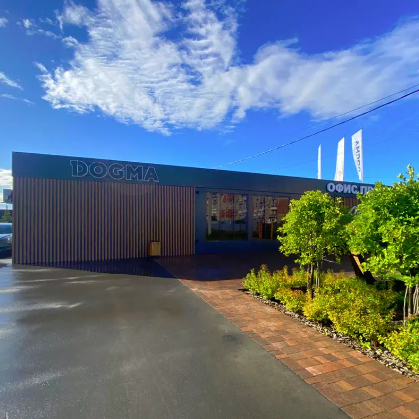 Фото 4 рейка под дерево Кипарис на фасаде офиса