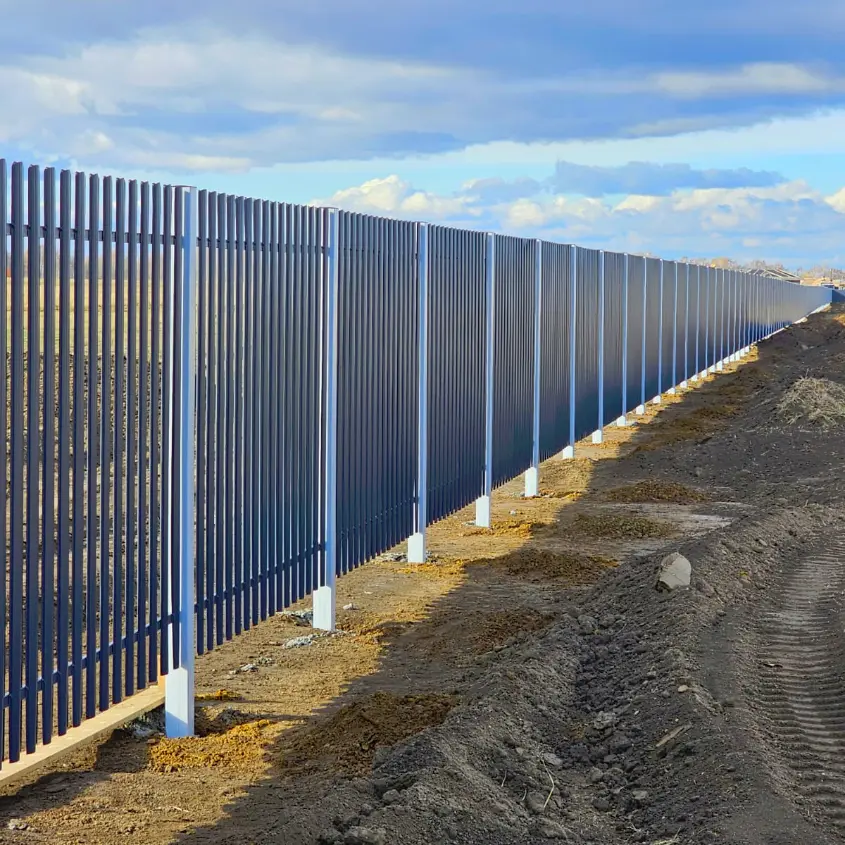 Фото 6 штакетник полукруглый 7024 двусторонний в коттеджном поселке